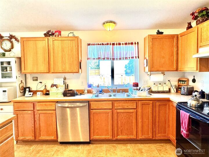 Property Photo:  1258 SW Sylvenus Street  WA 98532 