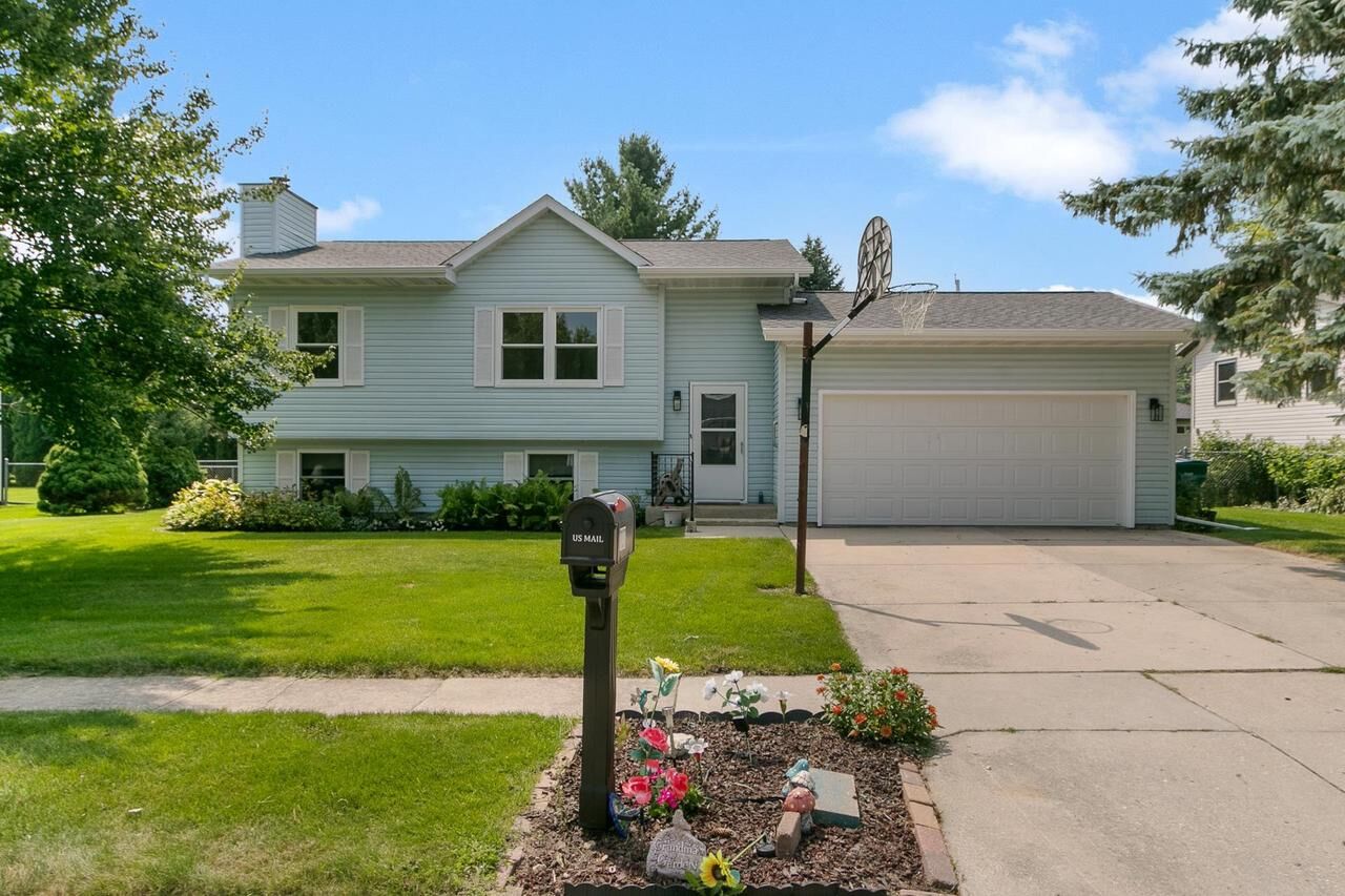Property Photo:  1131 Salem Drive  WI 53534 