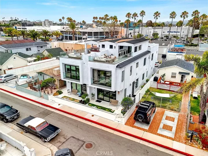 Property Photo:  506 Clubhouse Avenue  CA 92663 