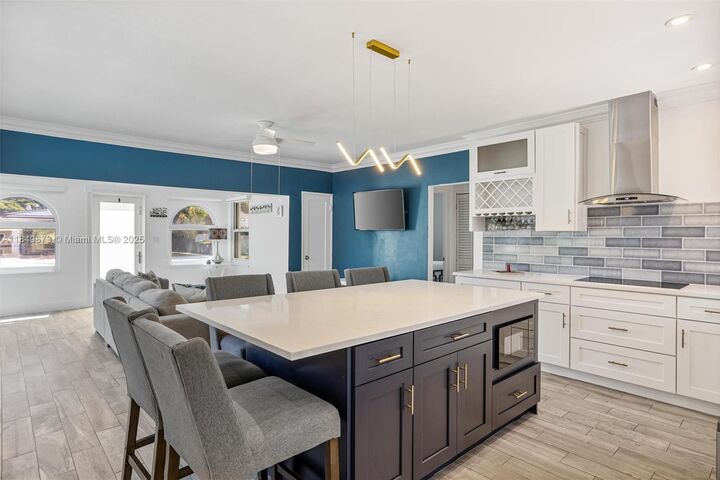 Property Photo: 809 NW 6th Ave FL 33004