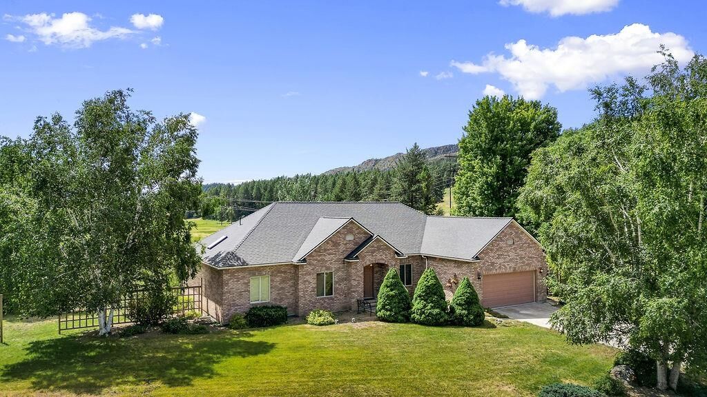Property Photo:  897 Townsend Sackman Rd  WA 99114 