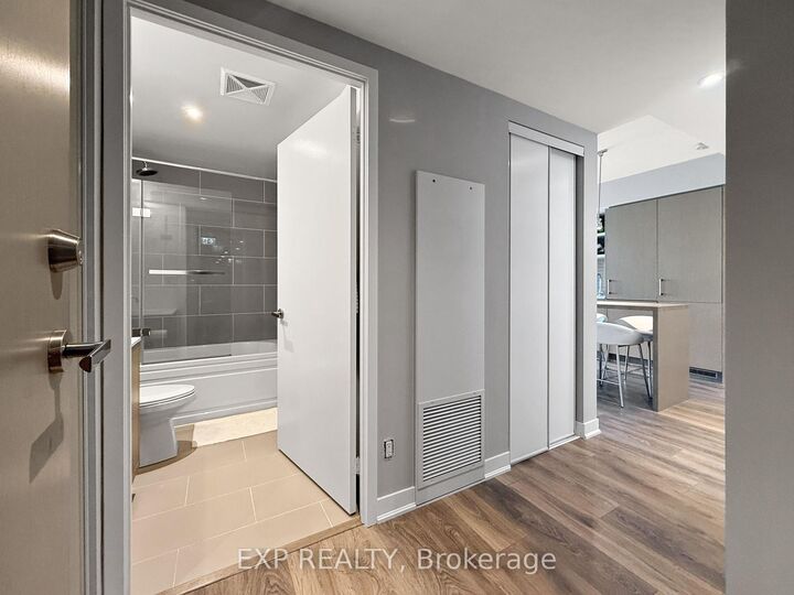 Property Photo: 88 Harbour Street 5505 ON M5J 1B7