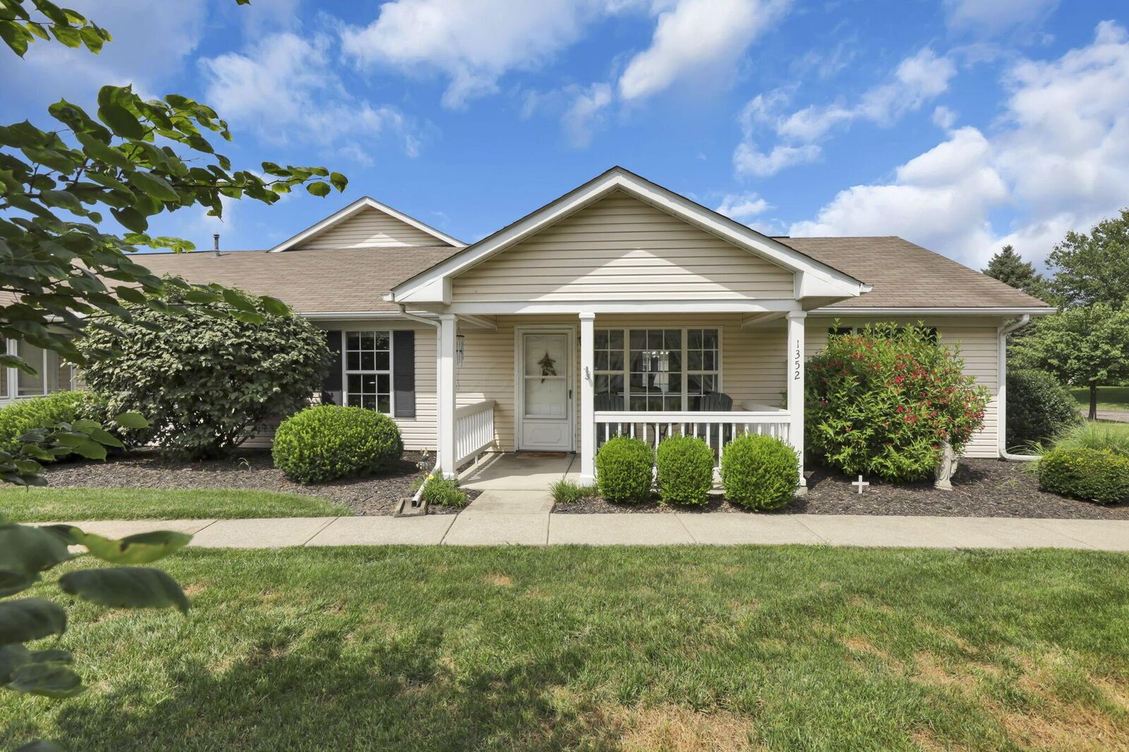 Property Photo:  1352 Hillview W Circle  OH 43055 