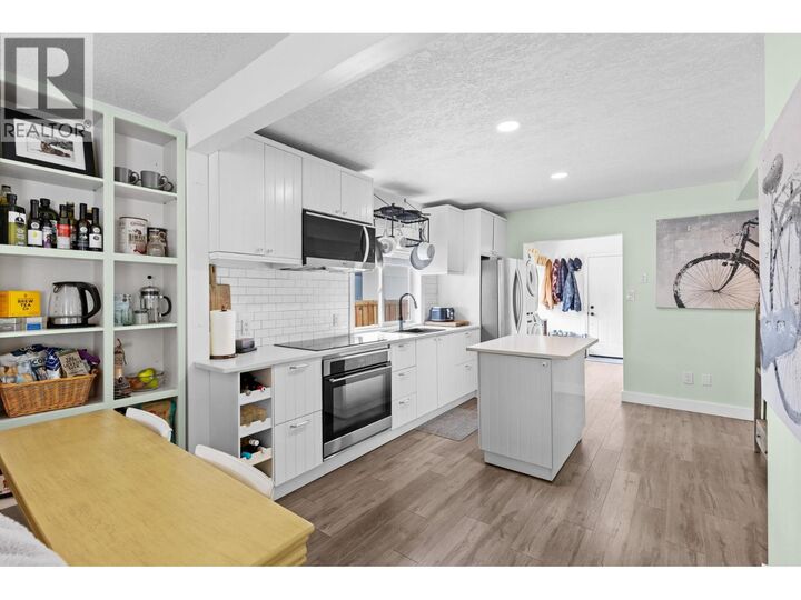 Photo de la propriété:  726 Coronation Avenue  BC V1Y 7A3 