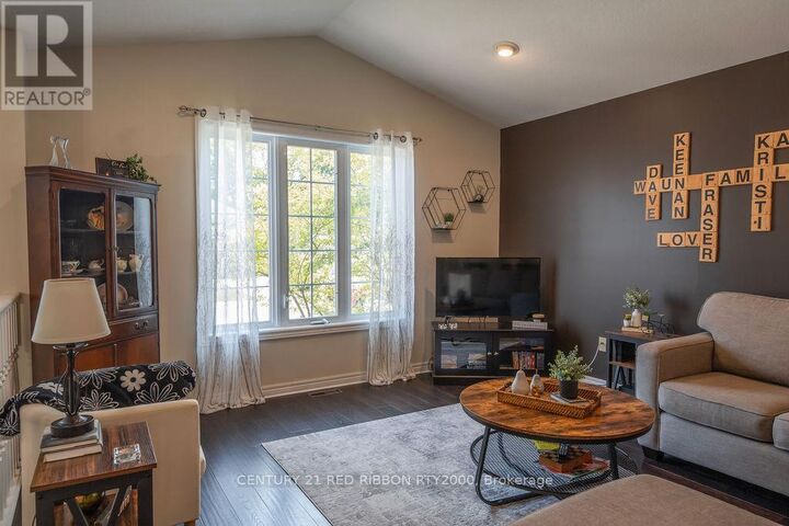 Property Photo:  92 Ridge Street  ON N7G 4K1 