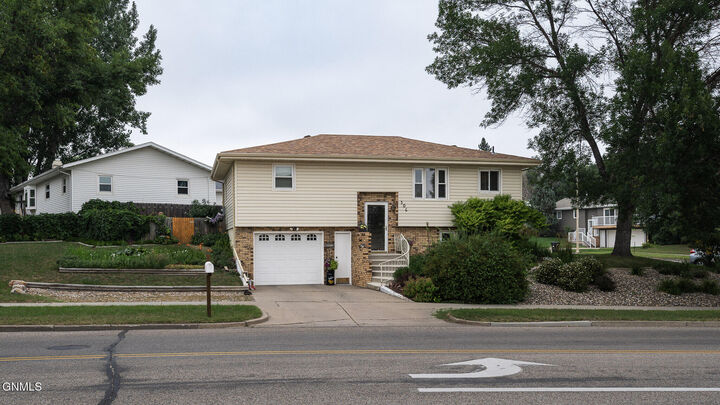 306 Interstate Avenue W  Bismarck ND 58503 photo