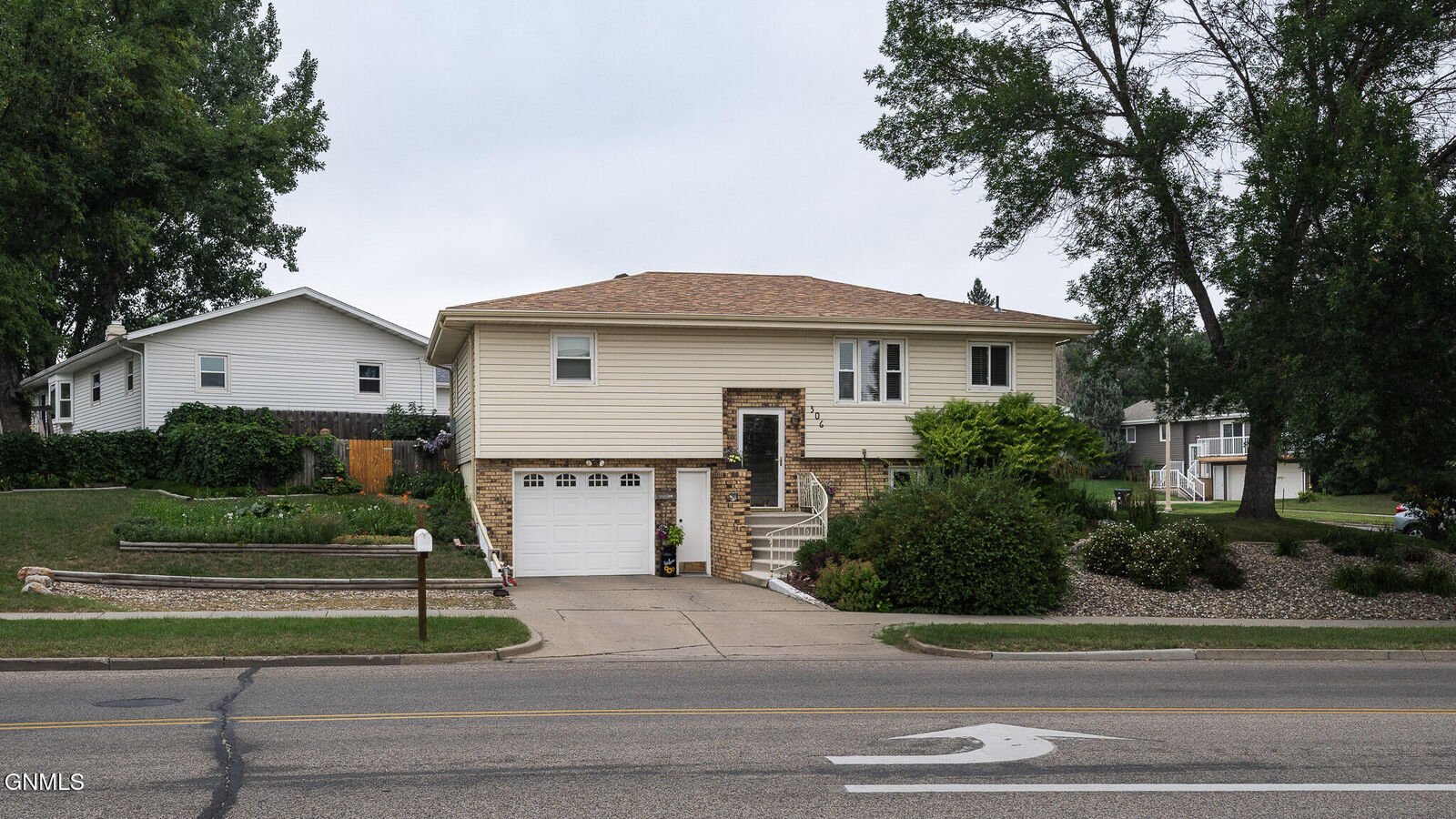 Property Photo:  306 Interstate Avenue W  ND 58503 