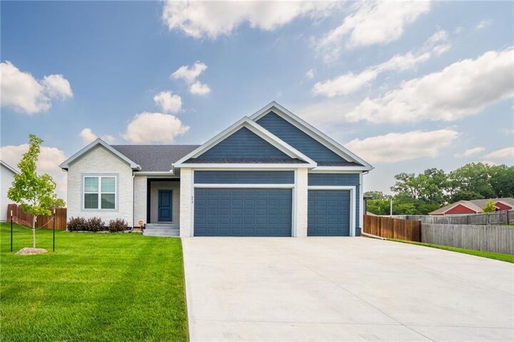 649 N Oakwood Lane  Tonganoxie KS 66086 photo