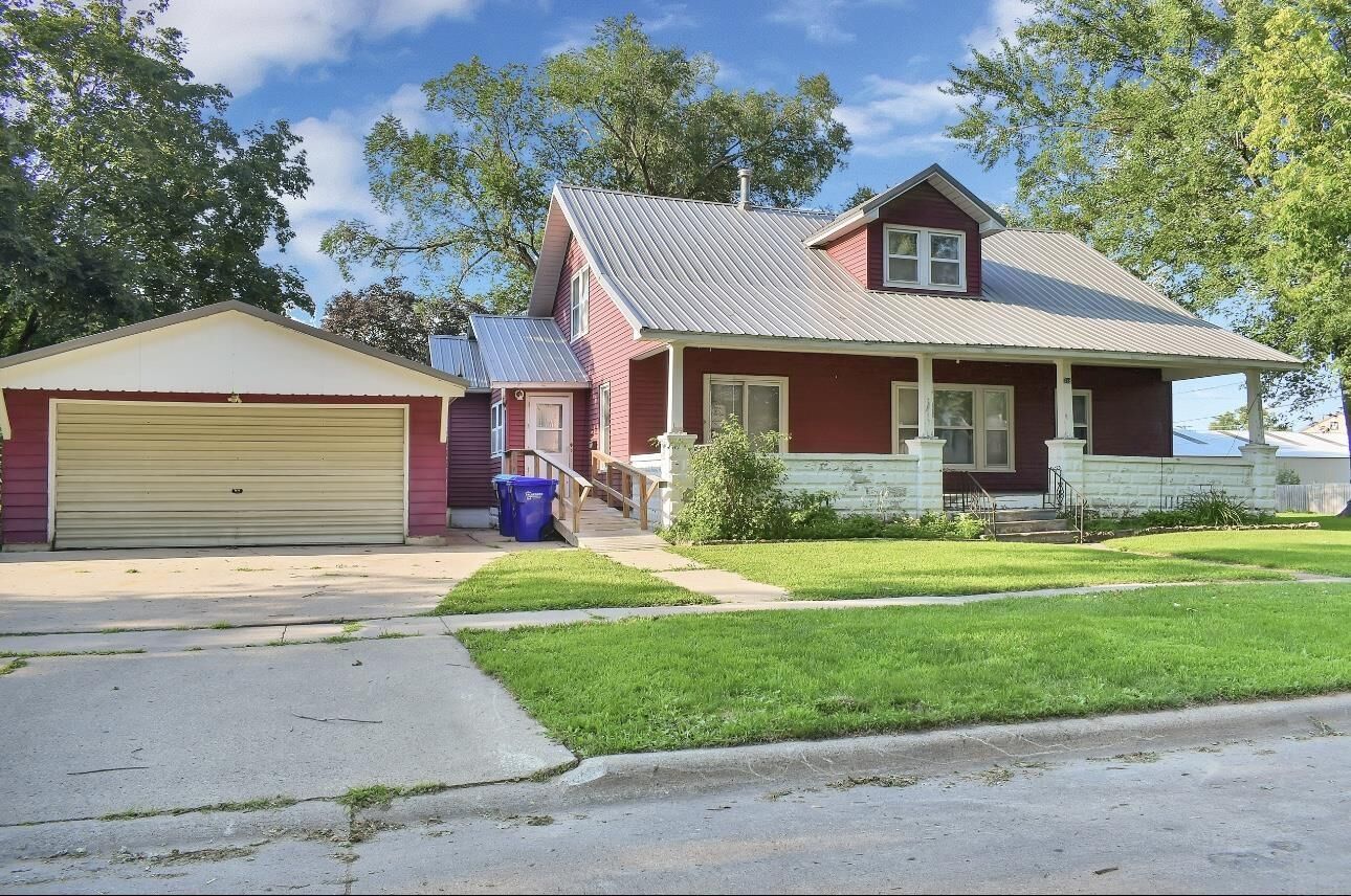 Property Photo:  318 NE 8th Street  IA 50644 
