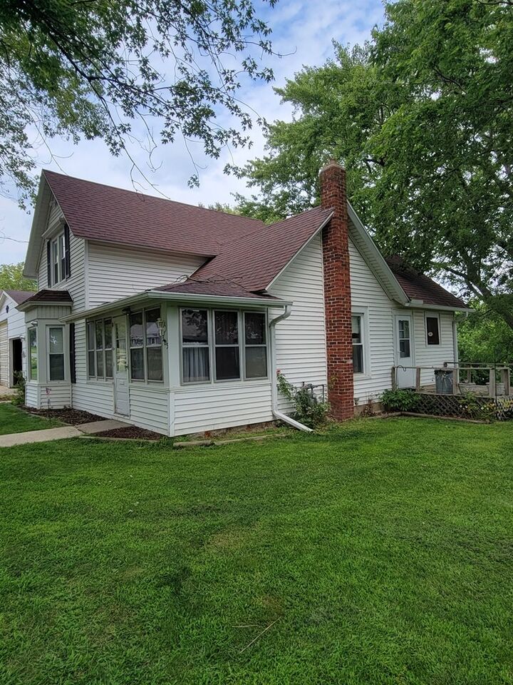Property Photo: 305 Rosehill Street IA 50020