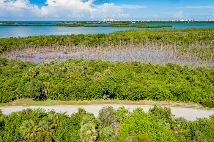 Property Photo:  815 Whiskey Creek Drive  FL 34145 