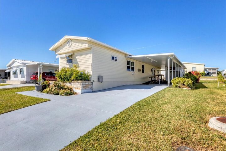 Property Photo: 4410 12th Street Court E FL 34222