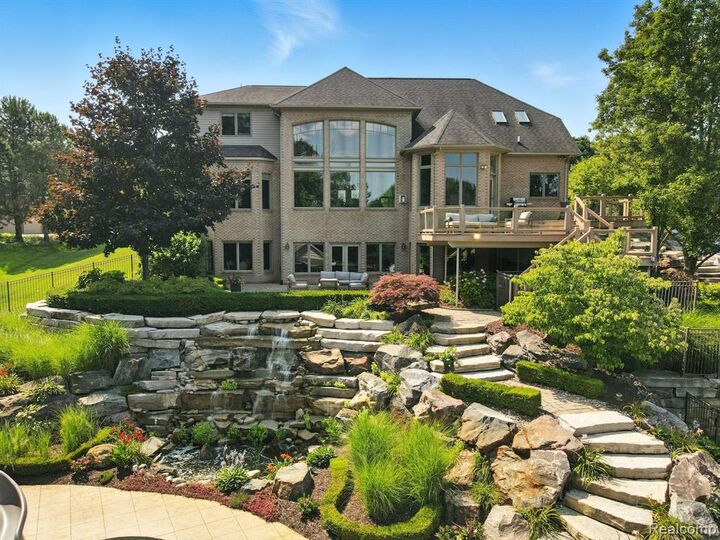 Property Photo:  815 Pinery Boulevard  MI 48362 1151 