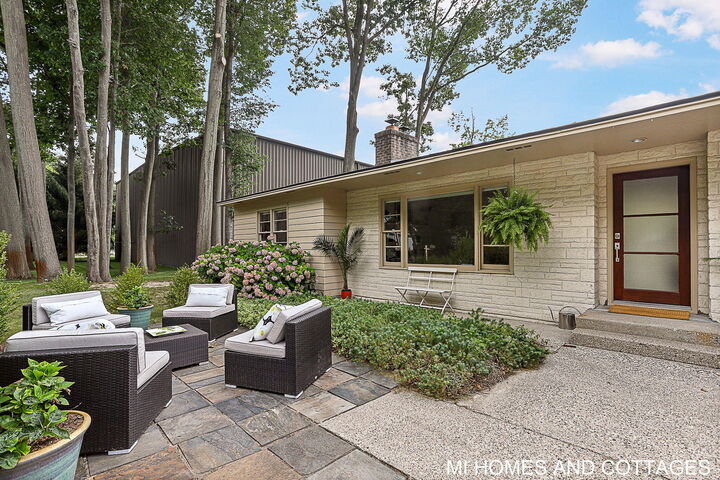 Property Photo:  748 Park Avenue  MI 49423 