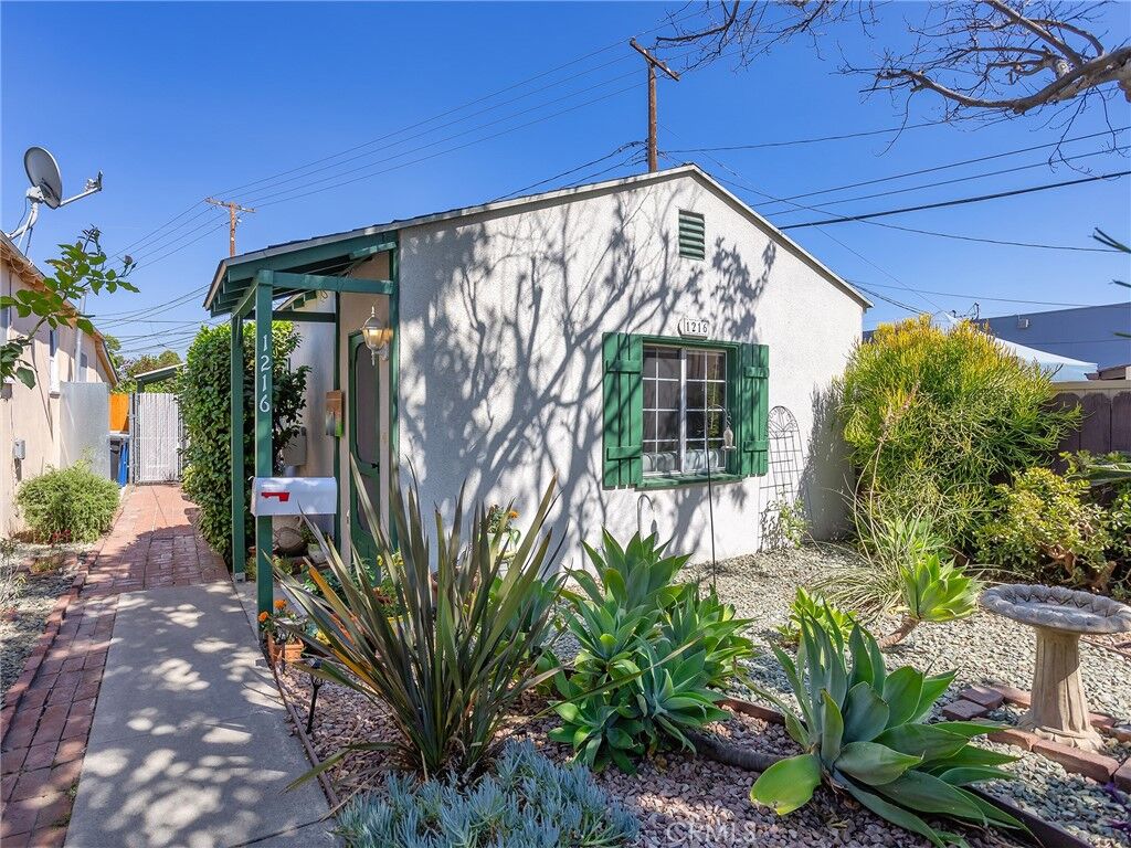Property Photo: 1216 N Lincoln Street CA 91506