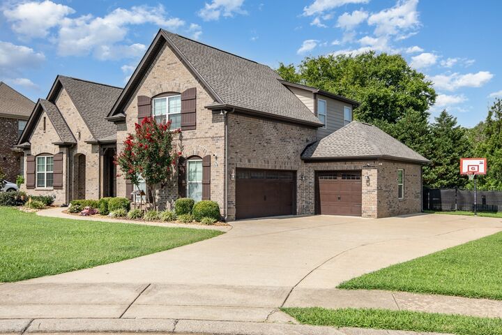 Property Photo:  2827 Craythorne Dr  TN 37129