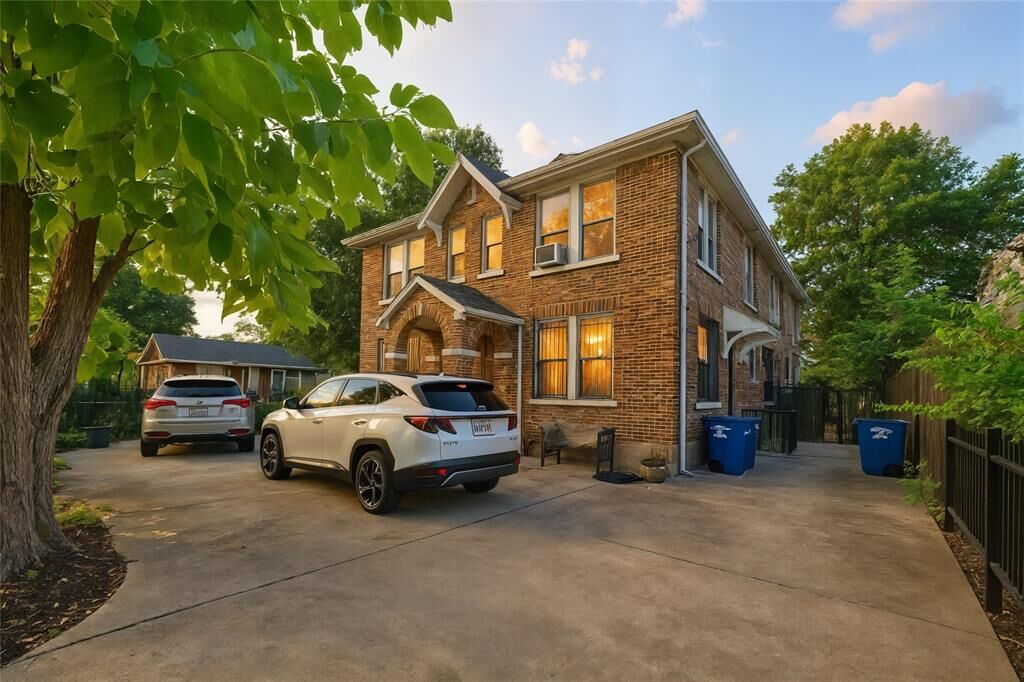Property Photo: 628 Haines Avenue TX 75208