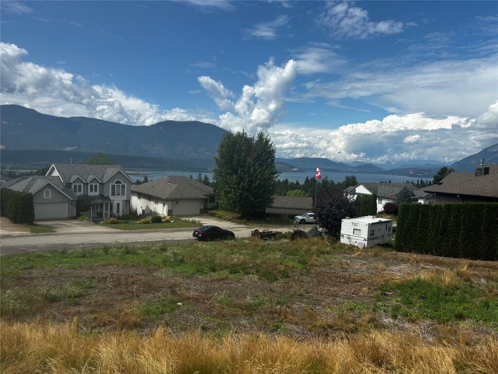 Property Photo:  16 St SE Street SE 870  BC V1E 1P7 