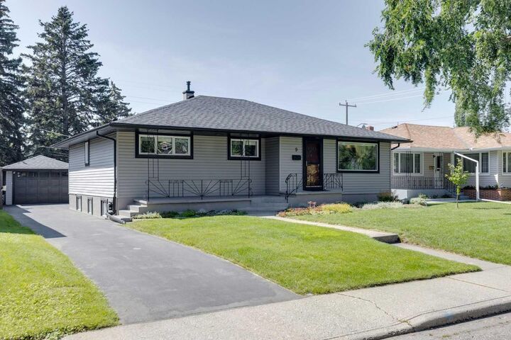 Property Photo:  9 Spruce Bank Crescent SW  AB T3C 3B5 