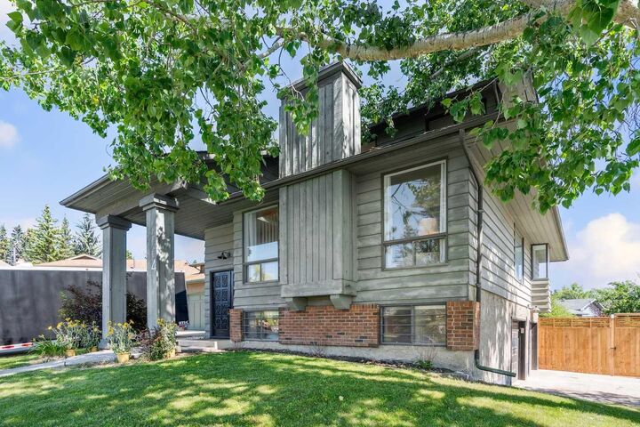 Photo de la propriété:  4 Coach Ridge Close SW  AB T3H 1J1 