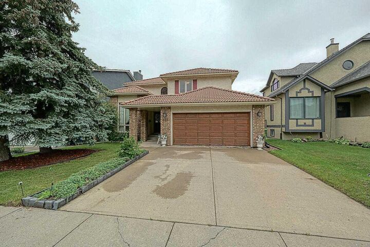115 Strathaven Circle SW  Calgary AB T3H 2K8 photo