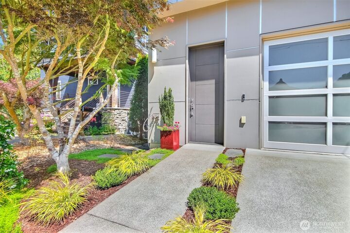 Property Photo:  2304  Walnut Avenue SW  WA 98116 