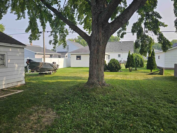 Property Photo: 1005 W Grant Street WI 54914-2661