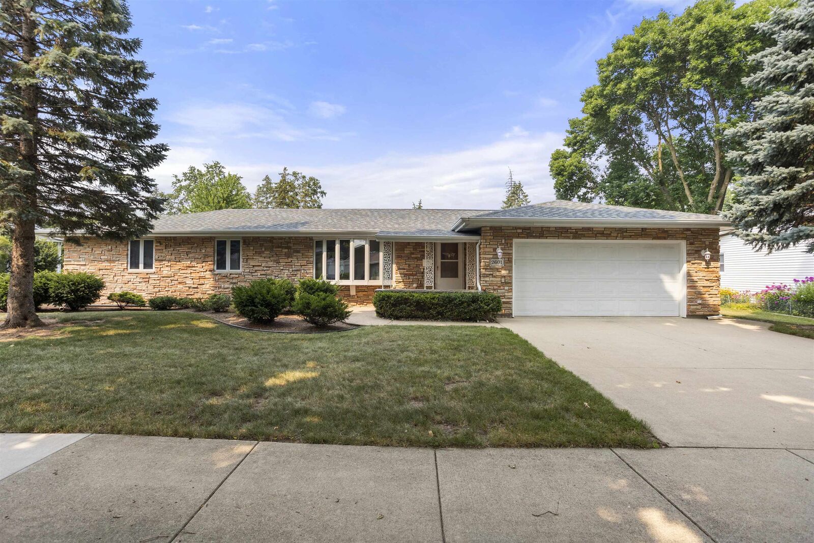 Property Photo: 2601 S Greenview Street WI 54915-2518