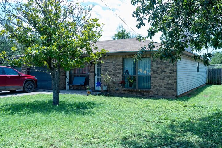Property Photo: 513 E 46th St TX 76903