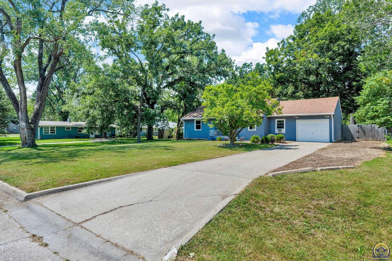 Property Photo:  2033 SW James St  KS 66604 