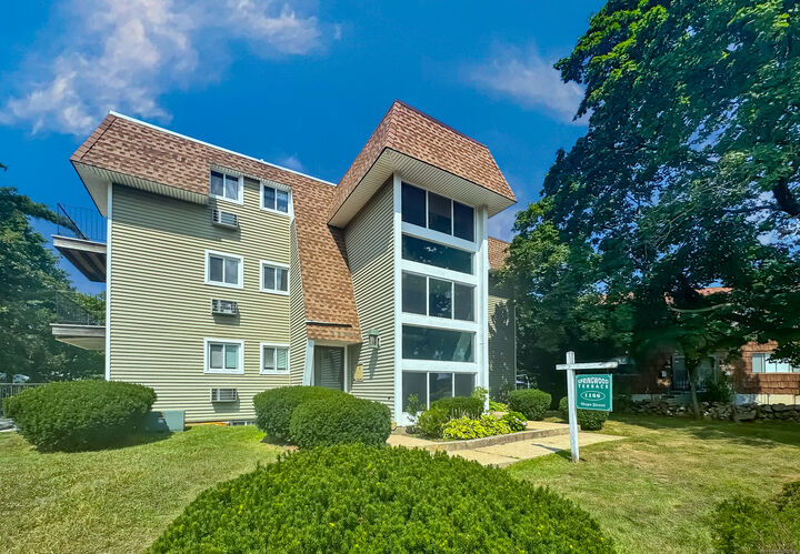 Property Photo: 1166 Hope Street Apt 4 CT 06907