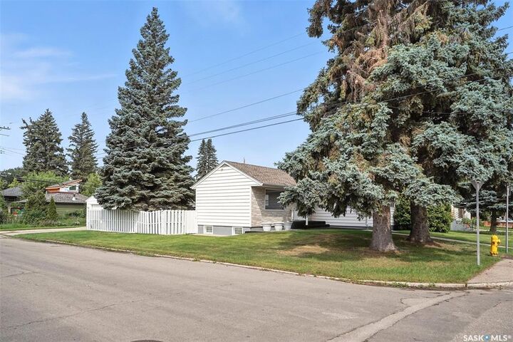 Property Photo: 1924 Dufferin Avenue SK S7J 1B7
