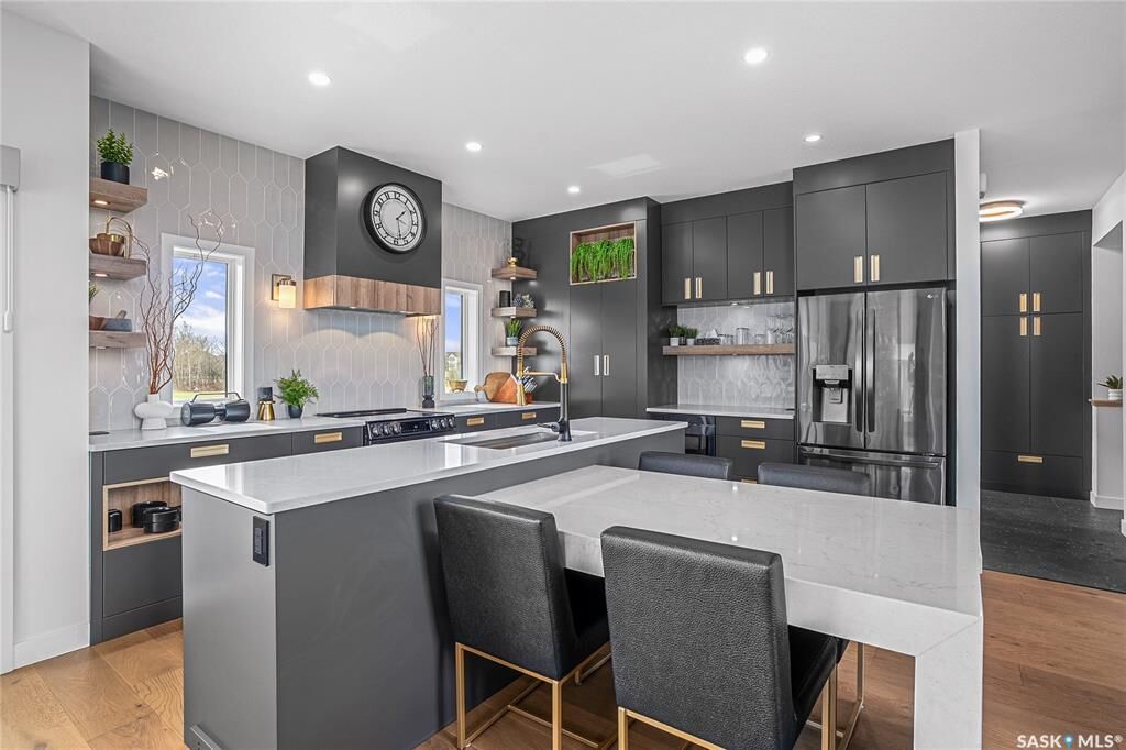 Property Photo: 351 Edgemont Crescent SK S7T 1A2