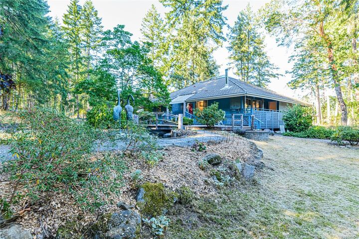 Photo de la propriété:  2870 Wildberry Rd  BC V9G 1C7 