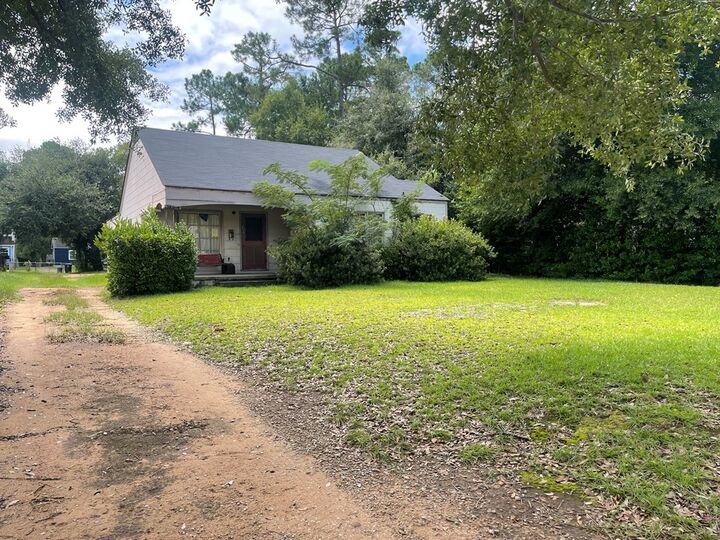 Property Photo:  1104 8th Ave  GA 31707 