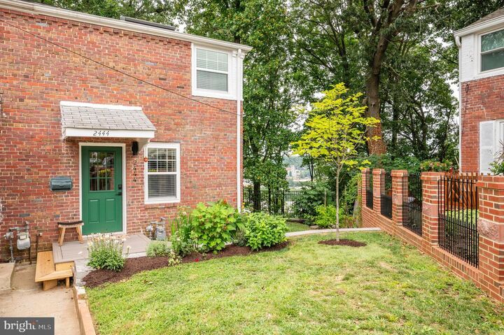 Property Photo: 2444 S Oakland Street VA 22206