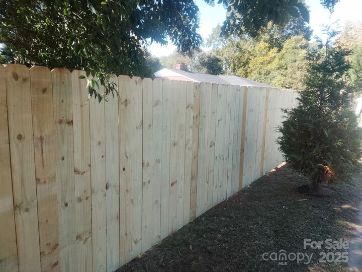 Property Photo:  842 E Woodlawn Road  NC 28209 