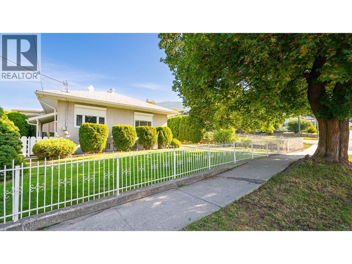 Property Photo:  407 10th Avenue North  BC V0B 1G4 