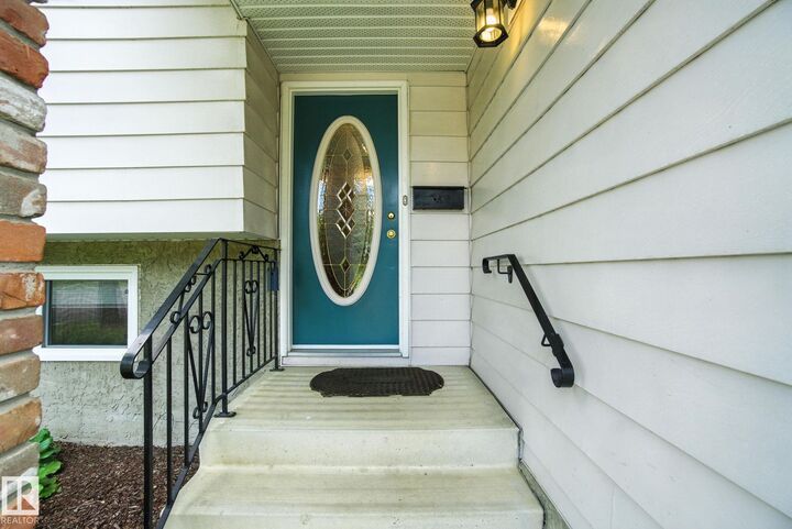 Property Photo: 2 Laydon Drive AB T8N 2N2