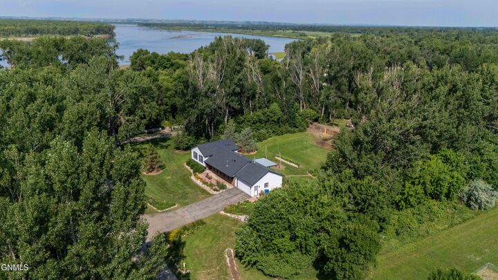 Property Photo: 1510 Woodvale Drive ND 58504