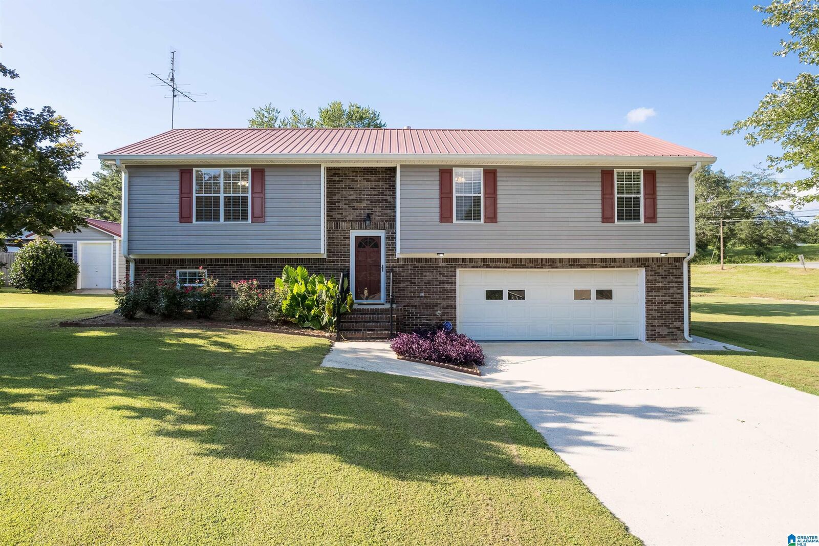 Property Photo:  1518 SE 5th Street  AL 35055 