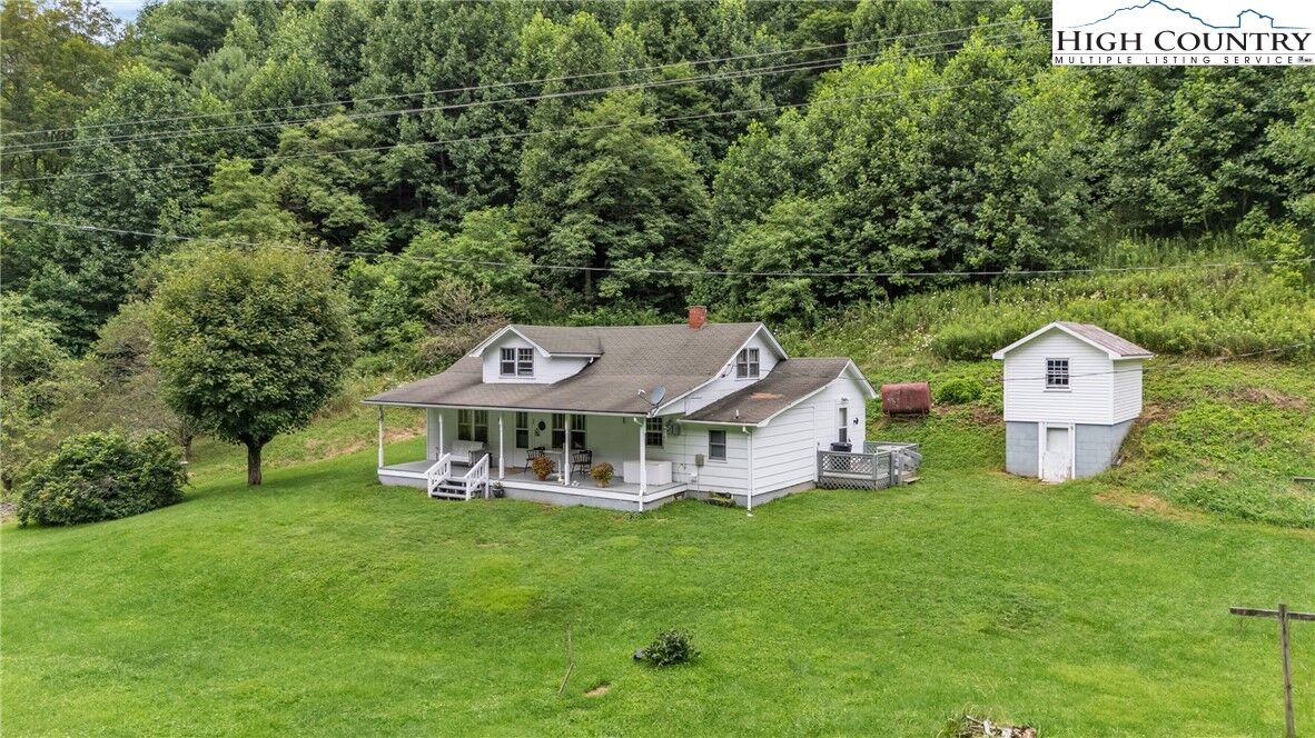 Property Photo: 809 Roaring Fork Road NC 28615