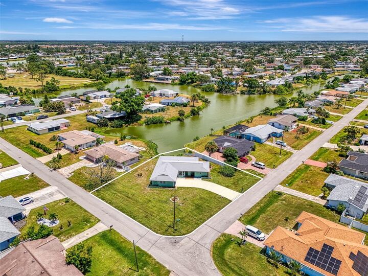 Property Photo:  401 Clover Road  FL 34293 