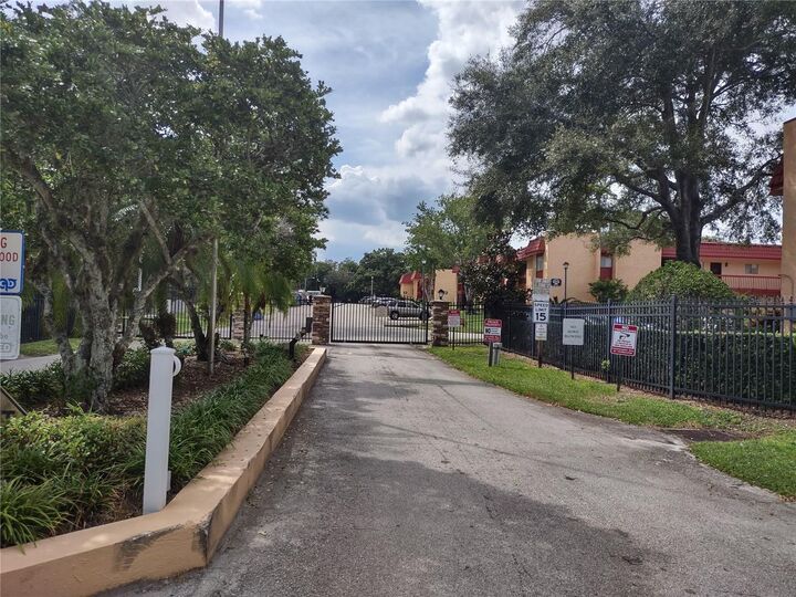 Property Photo:  2806 N Powers Drive 10  FL 32818 