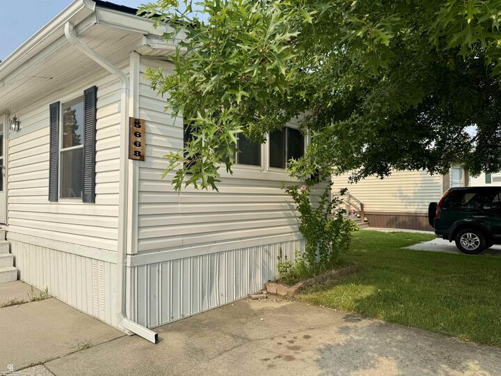 Property Photo:  5668 Hidden Cove Lane  MI 48074 