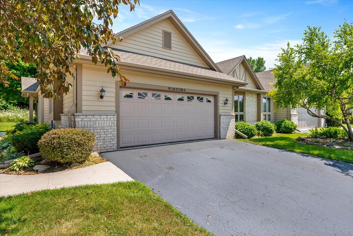 W240n2340 E Parkway Meadow Cir A  Pewaukee WI 53072 photo