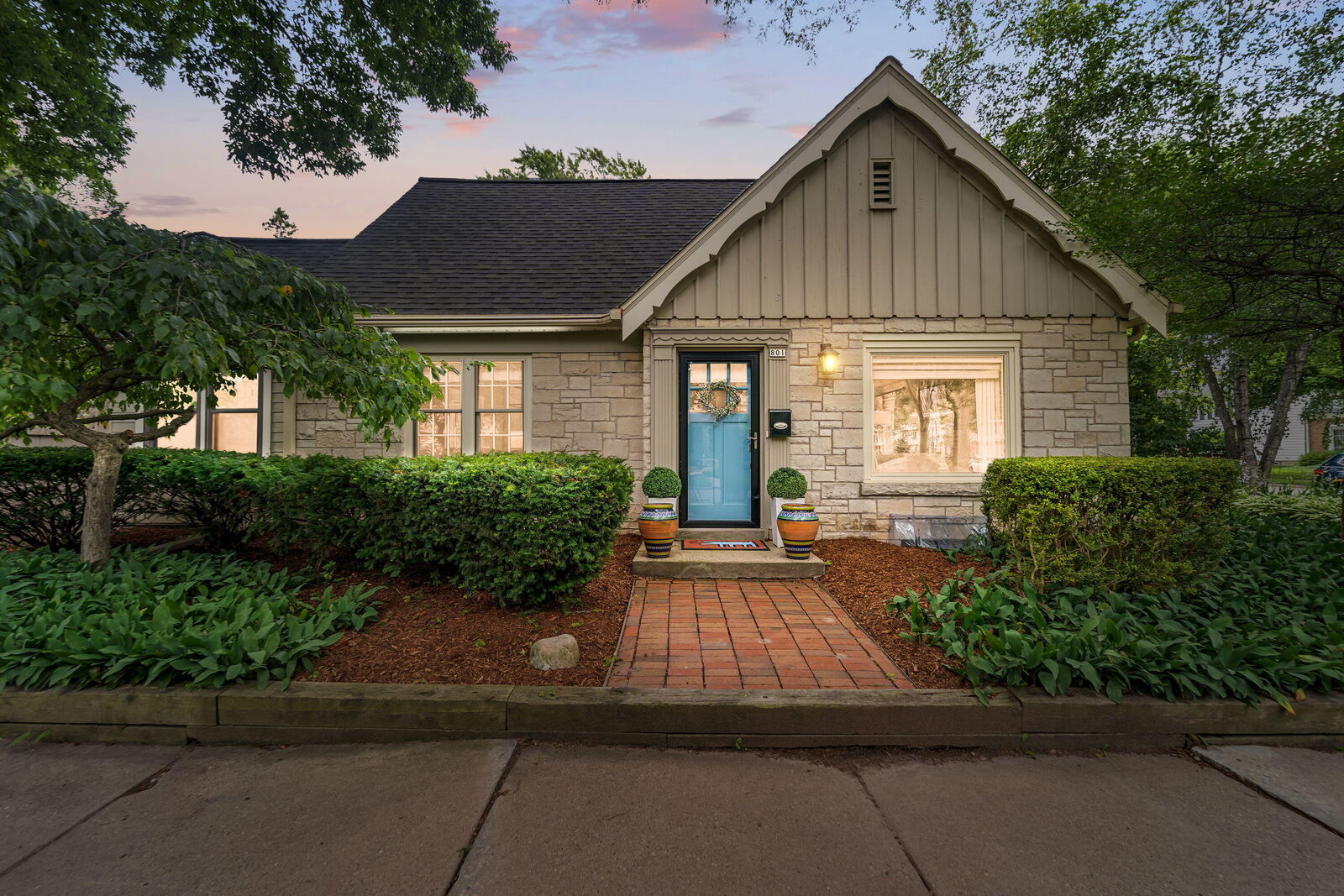Property Photo:  801 E Chateau Pl  WI 53217 