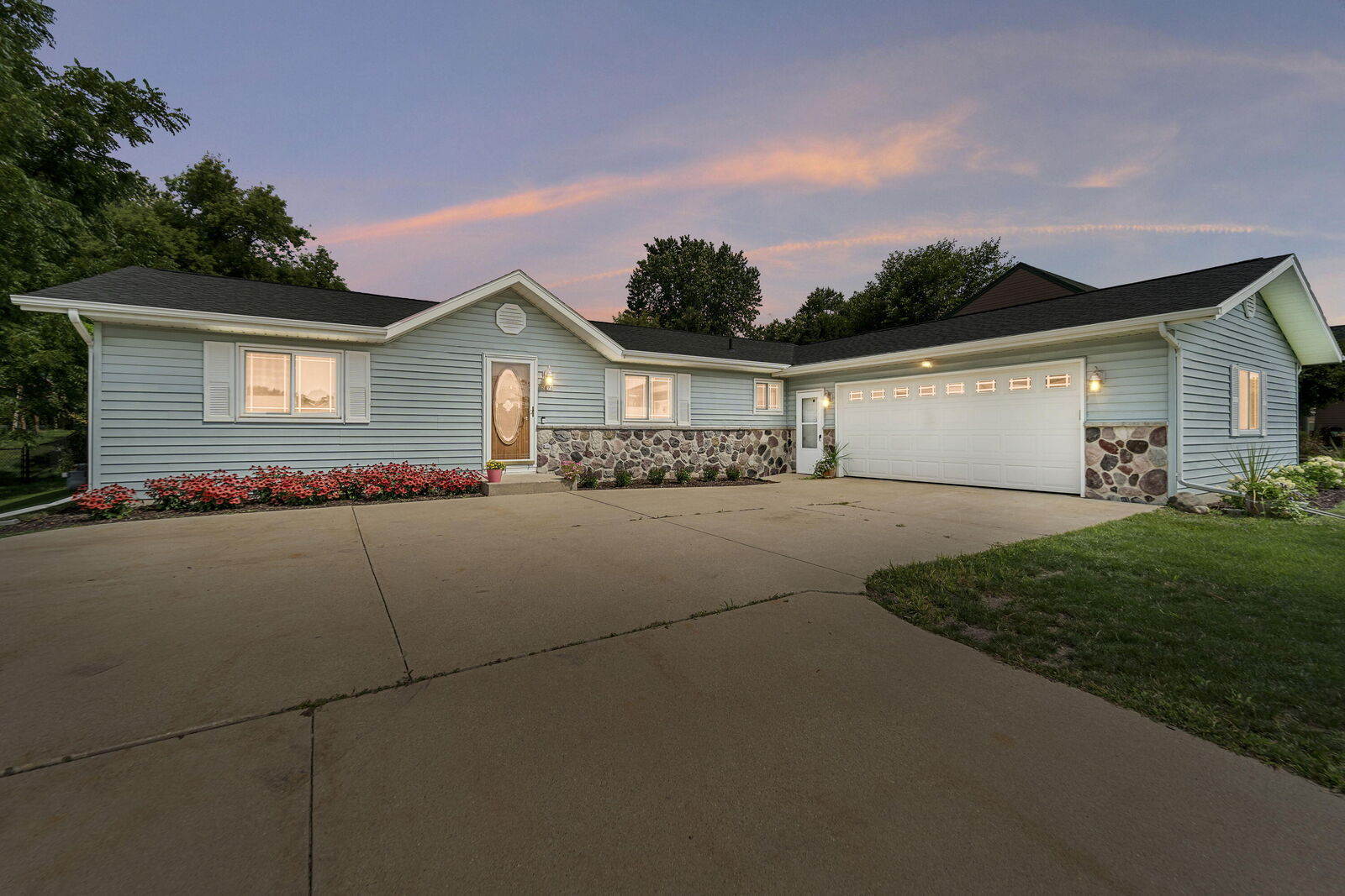 Property Photo: 2076 Zuern Dr WI 53027