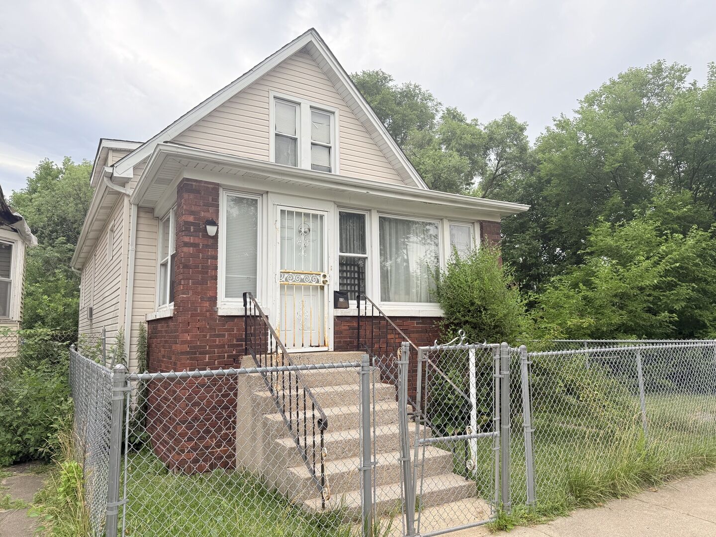 Property Photo: 220 W 104th Place IL 60628