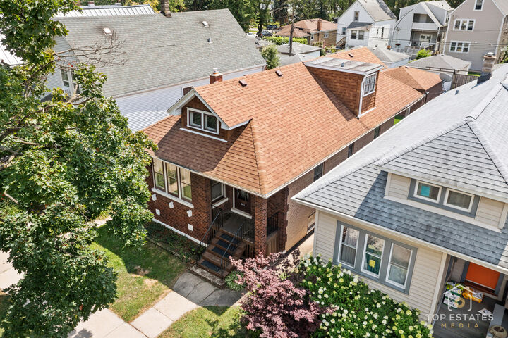 Property Photo:  3311 W Hutchinson Street  IL 60618 